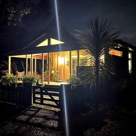 Oakura Pond Cottage - A Unique Kiwi Holiday Bach Buitenkant foto