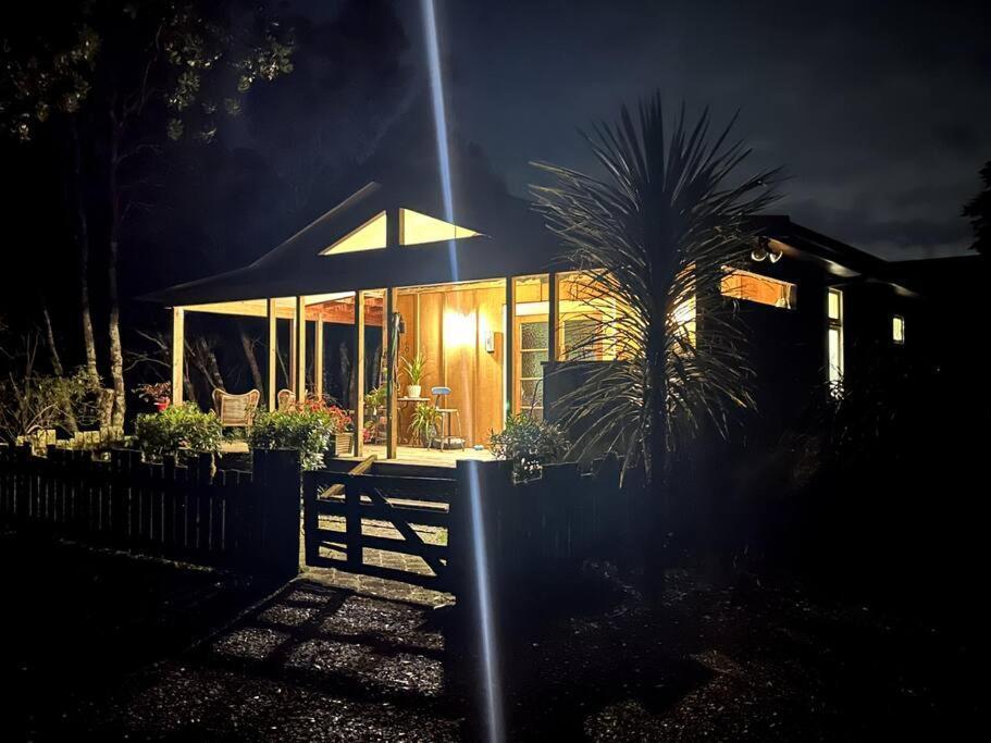 Oakura Pond Cottage - A Unique Kiwi Holiday Bach Buitenkant foto