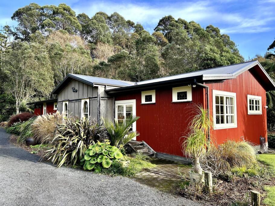 Oakura Pond Cottage - A Unique Kiwi Holiday Bach Buitenkant foto